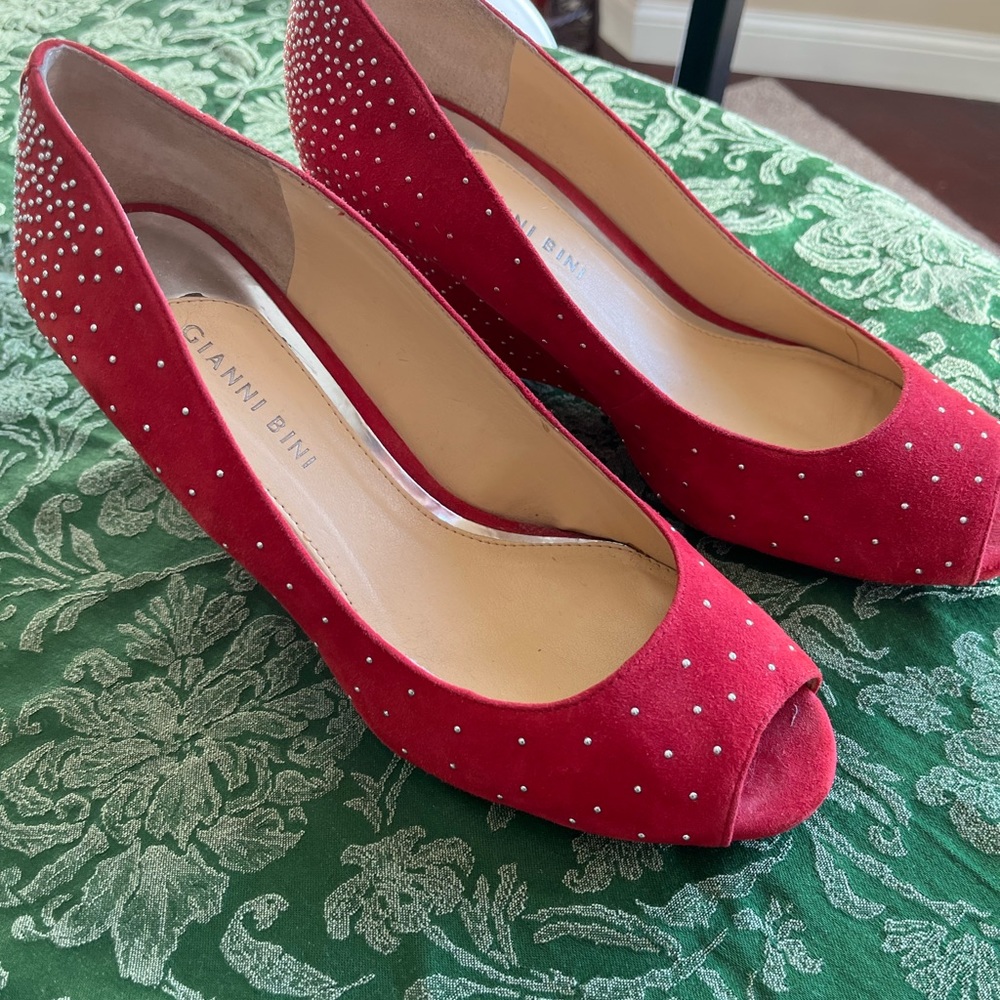 EUC Gianni Bini suede wedges